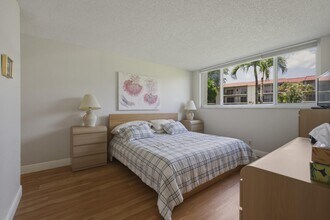 371 S Hollybrook Dr in Pembroke Pines, FL - Building Photo - Building Photo