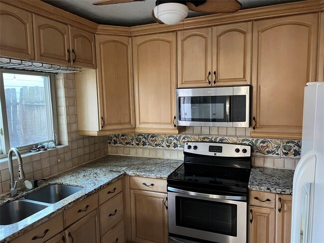11213 Briar Forest Dr in Houston, TX - Building Photo - Building Photo