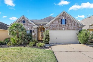 5026 Gulf Stream Ln in Bacliff, TX - Building Photo