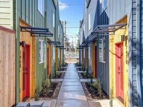 7470 N Macrum Ave in Portland, OR - Building Photo - Building Photo