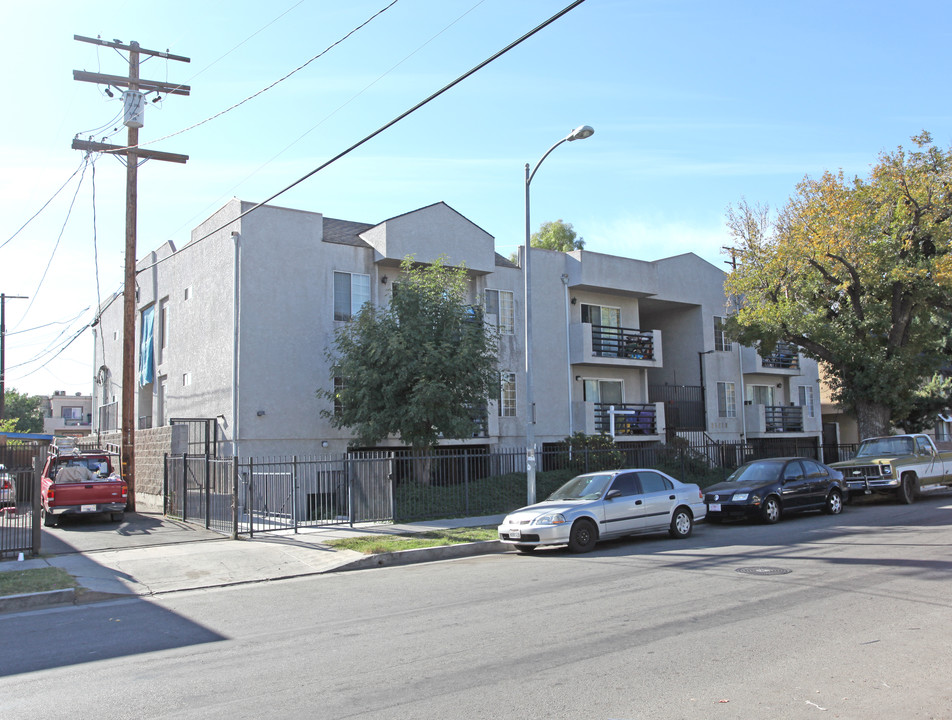 21218 Valerio St in Canoga Park, CA - Building Photo