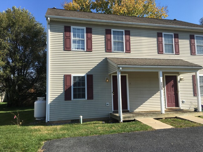 2405 Mosley St in Waynesboro, VA - Foto de edificio - Building Photo