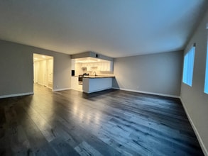 421 N Kenneth Rd-Unit -114 in Burbank, CA - Building Photo - Building Photo