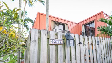 3211 Gardens E Dr in Palm Beach Gardens, FL - Building Photo - Building Photo