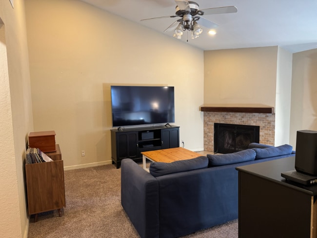 9410 Aizenberg Cir in Elk Grove, CA - Building Photo - Building Photo