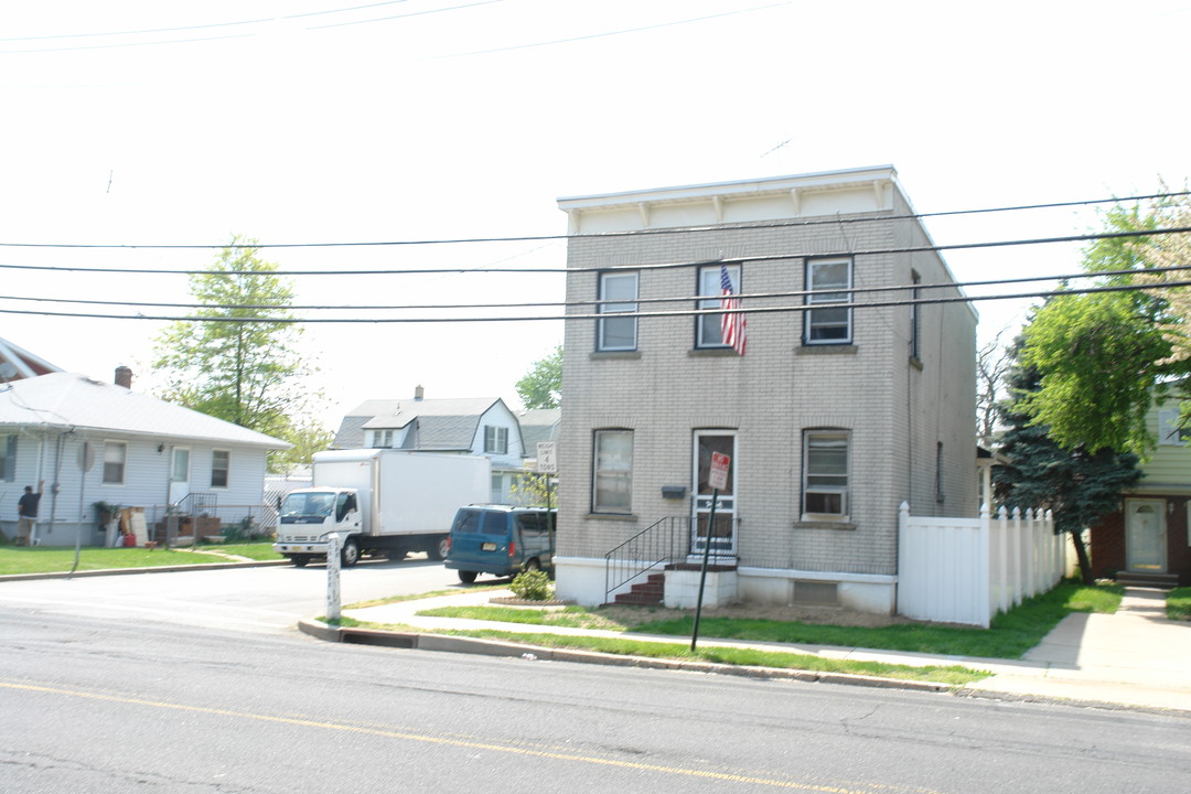 383 Florida Grove Rd in Perth Amboy, NJ - Building Photo