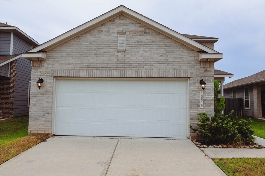 10818 Catclaw Ct in Tomball, TX - Building Photo