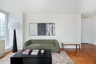 350 W 43rd St in New York, NY - Foto de edificio - Building Photo