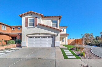 725 Vista Santo Thomas in San Diego, CA - Foto de edificio - Building Photo