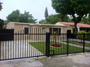 2730 NW 170th St in Miami Gardens, FL - Building Photo - Building Photo