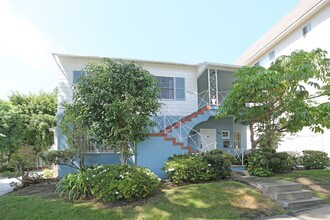 445 Kelton Ave in Los Angeles, CA - Foto de edificio - Building Photo