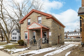 802 S Main St in Ann Arbor, MI - Foto de edificio - Building Photo