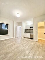 412 S Lake St, Unit 405 in Los Angeles, CA - Building Photo