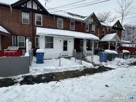 52 Oak St in Waterbury, CT - Building Photo