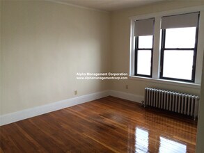 349 Pleasant St in Malden, MA - Foto de edificio - Building Photo