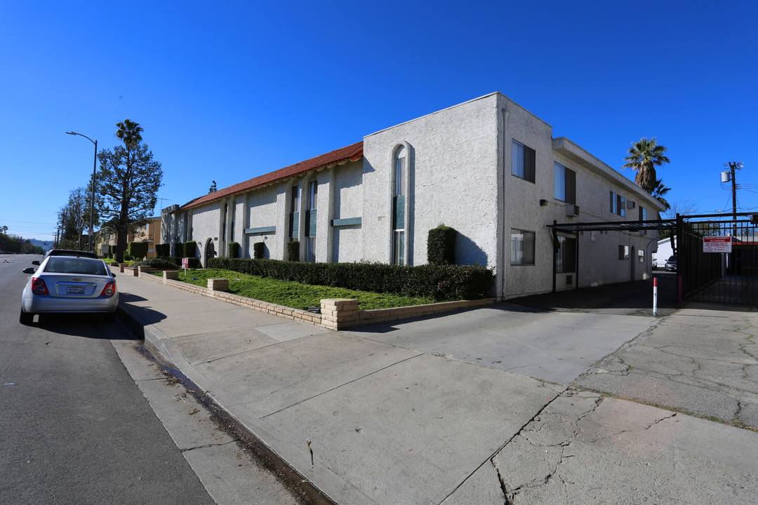 6907 Whitsett Ave in North Hollywood, CA - Building Photo