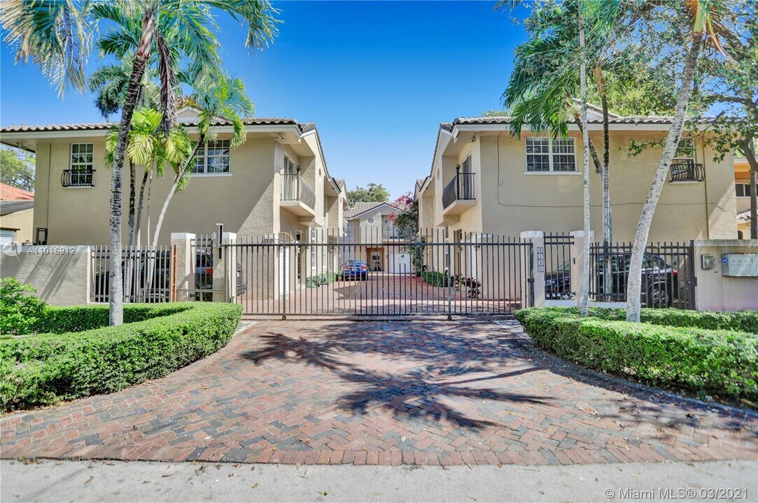 3135 Gifford Ln-Unit -A in Miami, FL - Building Photo