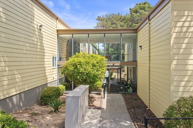 Pinewood Manor in Newport, OR - Foto de edificio - Building Photo