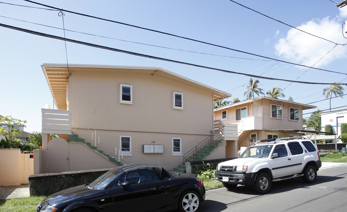 1107 Hassinger St in Honolulu, HI - Building Photo