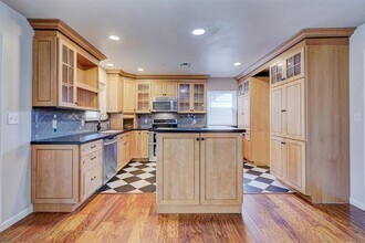 10813 Greystone Ave in The Village, OK - Building Photo - Building Photo