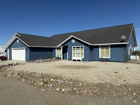 3080 Lindero St in Phelan, CA - Building Photo