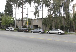 Moonpark Garden Apartments in Studio City, CA - Building Photo - Building Photo