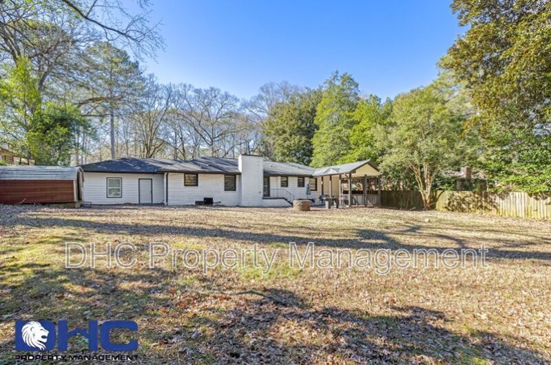 2337 Clairmont Rd in Atlanta, GA - Building Photo