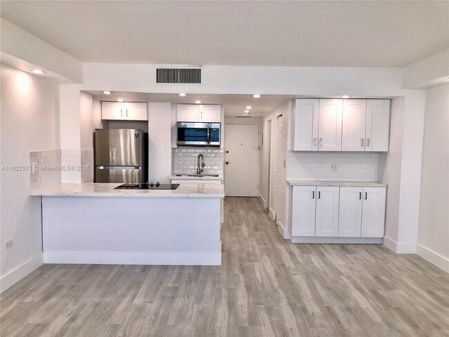 905 Brickell Bay Dr in Miami, FL - Building Photo - Building Photo