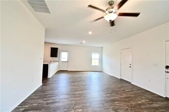 7511 Ivy Trellis Trail in Del Valle, TX - Building Photo - Building Photo