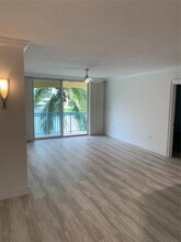 201 Golden Isles Dr, Unit Smile in Hallandale Beach, FL - Foto de edificio - Building Photo