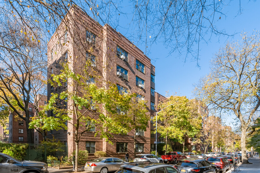 Dunolly Gardens in Flushing, NY - Building Photo