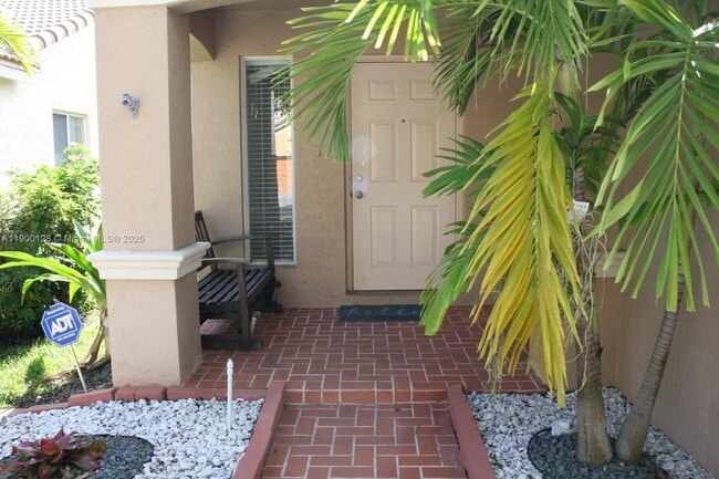 1084 Golden Cane Dr in Weston, FL - Building Photo - Building Photo