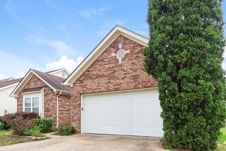 8008 Grandmeadow Ln in Louisville, KY - Building Photo - Building Photo