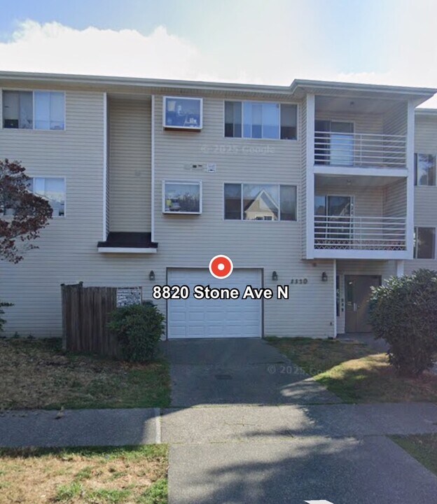 8820 Stone Ave N, Unit 201 in Seattle, WA - Building Photo
