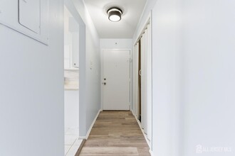 1610 Green Hollow Dr in Woodbridge Township, NJ - Building Photo - Building Photo