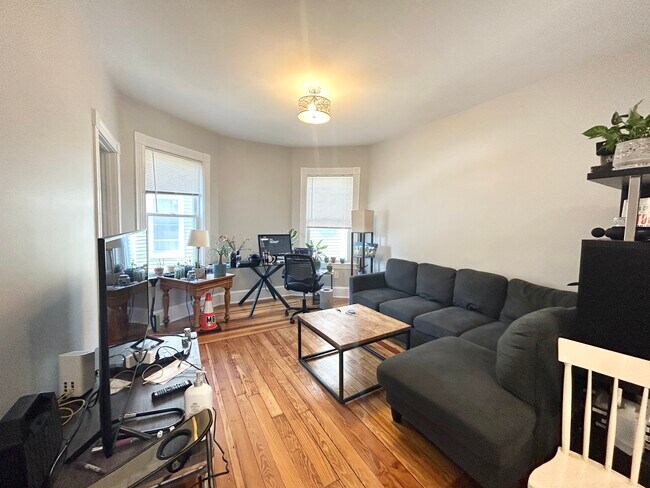 267 E Cottage St, Unit 2 in Boston, MA - Building Photo - Building Photo