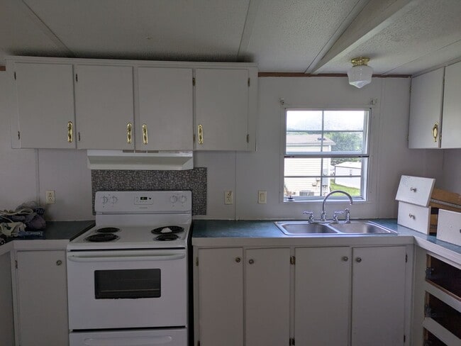 2200 33rd St NE in Hickory, NC - Building Photo - Building Photo