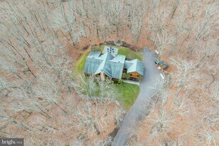 1212 Acacia Dr in Hawley, PA - Building Photo