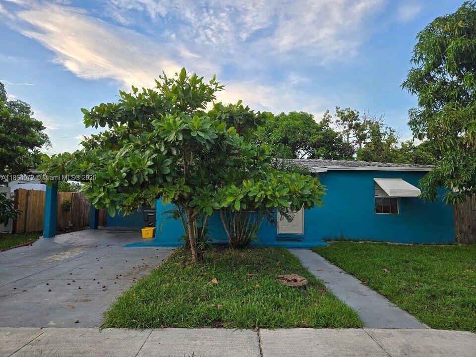 629 Troy Blvd in West Palm Beach, FL - Building Photo