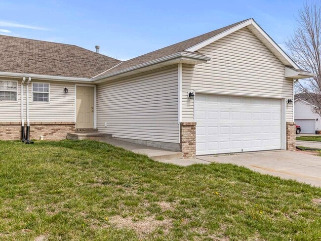 6901 N Steamboat Dr in Lincoln, NE - Building Photo - Building Photo