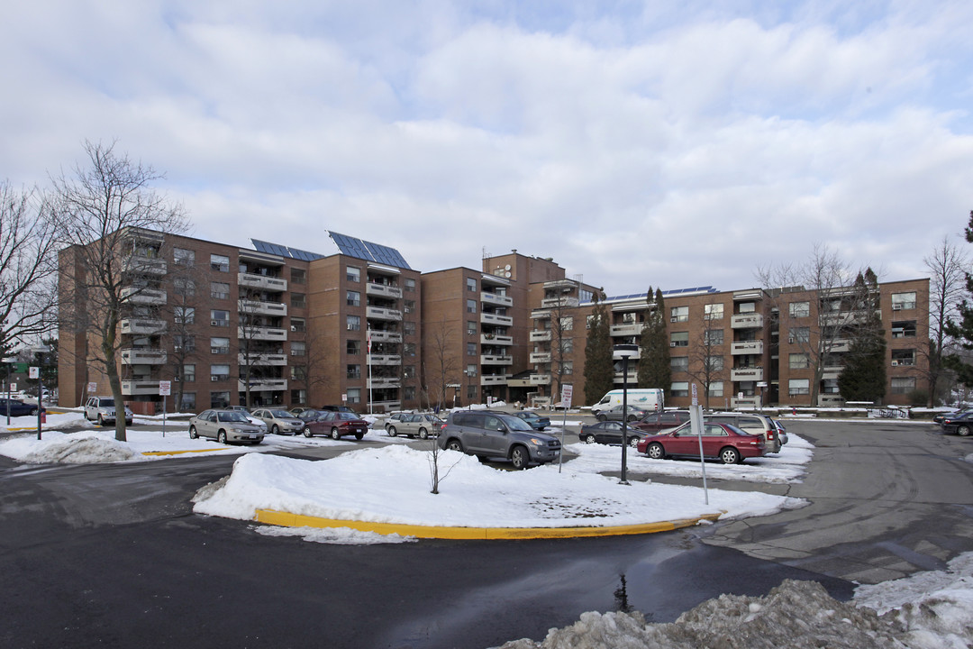 Hillside Place in Mississauga, ON - Building Photo