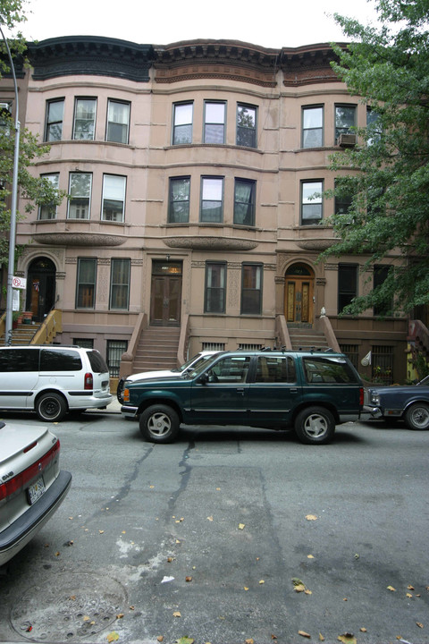 215 W 137th St in New York, NY - Building Photo