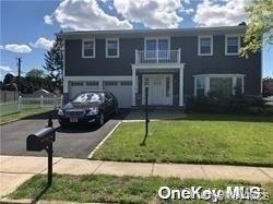 2 Jan Ln in Woodbury, NY - Building Photo