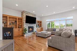 1077 Prairie Grass Ln in Iowa City, IA - Building Photo - Building Photo