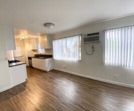 13825 Vanowen St in Los Angeles, CA - Building Photo - Building Photo