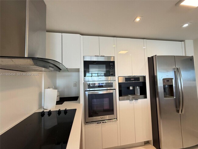 2780 NE 183rd St in Aventura, FL - Building Photo - Building Photo