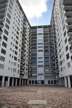 6039 Collins Ave, Unit 914 in Miami Beach, FL - Building Photo - Building Photo