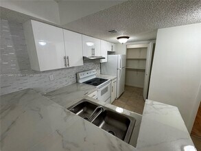 7135 NW 179th St in Miami Gardens, FL - Building Photo - Building Photo