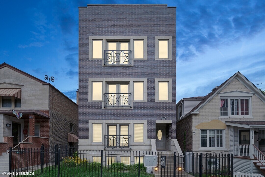 6065 N Ridge Ave in Chicago, IL - Building Photo