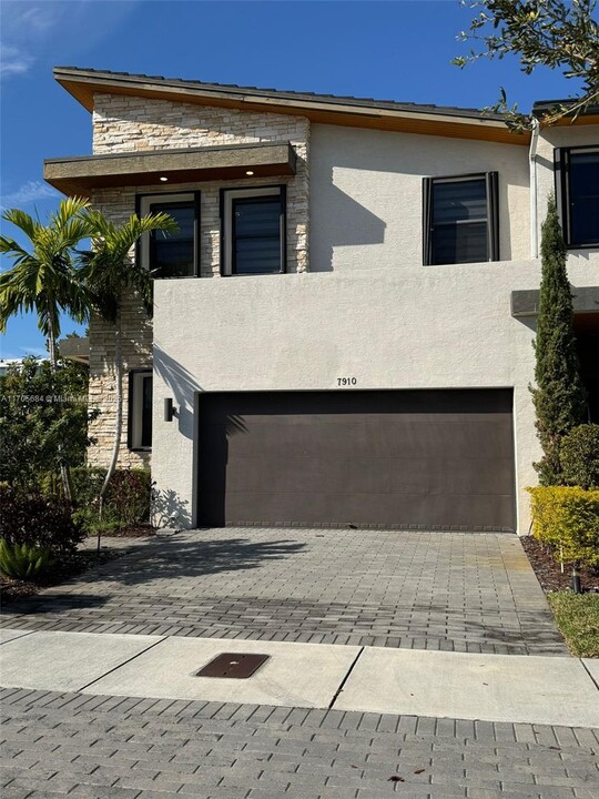 7910 NW 105th Ave in Doral, FL - Building Photo